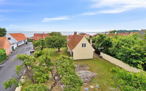 Øde - 100M from the Sea: Küche, Countertop, Küchengerät, Flooring, Cabinetry, Interior Design, Major Appliance, Fussboden, Zuhause, Möbel