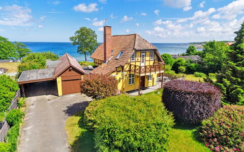 Vanta - 50M from the Sea: Holz, Möbel, Wohnung, Zimmer, Decke, Holzbeize, Stuhl, Hartholz, Lack, Holz