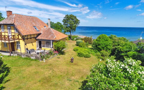 Vanta - 50M from the Sea: Holz, Möbel, Wohnung, Zimmer, Decke, Holzbeize, Stuhl, Hartholz, Lack, Holz
