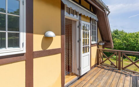 Vanta - 50M from the Sea: Holz, Möbel, Wohnung, Zimmer, Decke, Holzbeize, Stuhl, Hartholz, Lack, Holz
