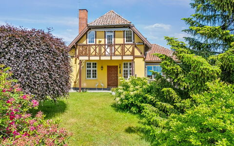 Vanta - 50M from the Sea: Holz, Möbel, Wohnung, Zimmer, Decke, Holzbeize, Stuhl, Hartholz, Lack, Holz