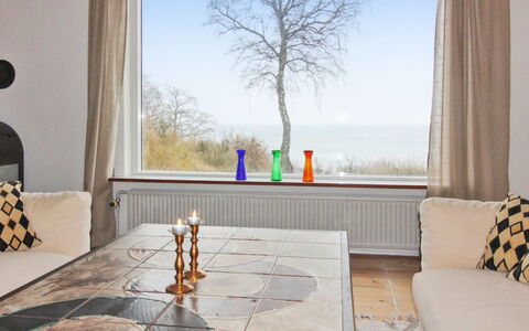 Vanta - 50M from the Sea: Holz, Möbel, Wohnung, Zimmer, Decke, Holzbeize, Stuhl, Hartholz, Lack, Holz