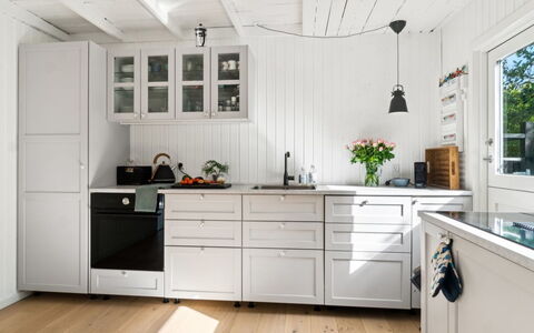 Manko - 250M from the Sea: Küche, Holz, Cabinetry, Flooring, Küchengerät, Countertop, Interior Design, Schublade, Möbel, Zuhause