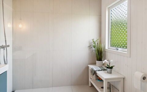 Manko - 250M from the Sea: Flooring, Wand, Interior Design, Fussboden, Badezimmer, Decke, Armatur, Fliese, Zimmer, Installation