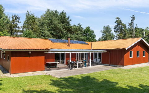 Paulus - 375M from the Sea: Dach, Haus, Zuhause, Hütte, Tür, Abstellgleis, Deck, Veranda, Planke, Hartholz