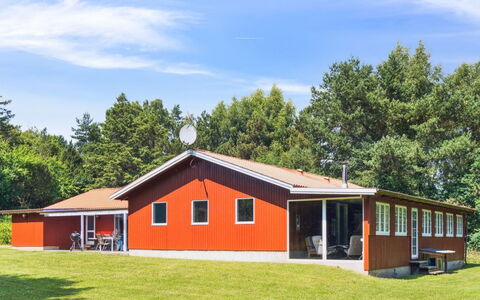 Paulus - 375M from the Sea: Dach, Haus, Zuhause, Hütte, Tür, Abstellgleis, Deck, Veranda, Planke, Hartholz