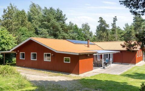 Paulus - 375M from the Sea: Dach, Haus, Zuhause, Hütte, Tür, Abstellgleis, Deck, Veranda, Planke, Hartholz