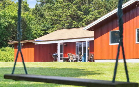 Paulus - 375M from the Sea: Dach, Haus, Zuhause, Hütte, Tür, Abstellgleis, Deck, Veranda, Planke, Hartholz
