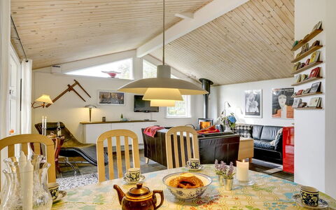 Leani - 200M from the Sea: Möbel, Interior Design, Flooring, Fussboden, Decke, Zimmer, Stuhl, Tabelle, Wohnung, Küche & Esszimmer Tisch