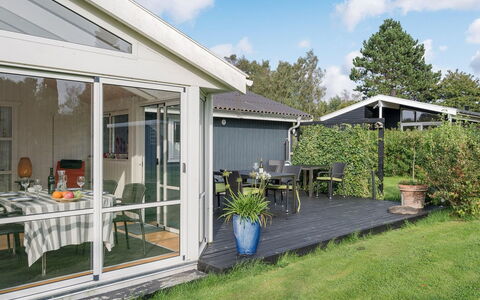 Leani - 200M from the Sea: Möbel, Interior Design, Flooring, Fussboden, Decke, Zimmer, Stuhl, Tabelle, Wohnung, Küche & Esszimmer Tisch