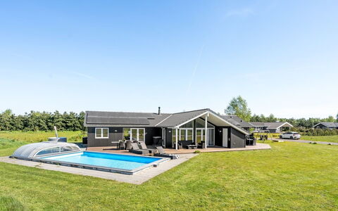 Kiersten - 800M from the Sea: Dach, Haus, Zuhause, Hütte, Tür, Abstellgleis, Deck, Veranda, Planke, Hartholz