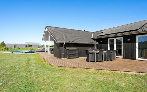 Kiersten - 800M from the Sea: Dach, Haus, Zuhause, Hütte, Tür, Abstellgleis, Deck, Veranda, Planke, Hartholz