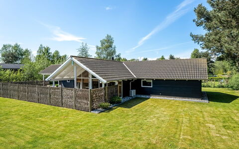 Gudlaug - 1Km from the Sea: Dach, Haus, Zuhause, Hütte, Tür, Abstellgleis, Deck, Veranda, Planke, Hartholz