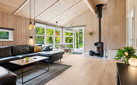 Jorinde - 1Km from the Sea: Interior Design, Flooring, Holzboden, Holz, Fussboden, Couch, Möbel, Wohnzimmer, Decke, Laminatboden