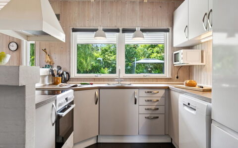 Jorinde - 1Km from the Sea: Küche, Küchengerät, Countertop, Interior Design, Major Appliance, Flooring, Cabinetry, Möbel, Holz, Haushaltsgerät