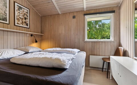 Jorinde - 1Km from the Sea: Holz, Schlafzimmer, Bett, Bettdecke, Decke, Bedding, Bettrahmen, Hartholz, Holzbeize