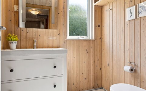 Jorinde - 1Km from the Sea: Wand, Flooring, Armatur, Interior Design, Bad Sink, Sinken, Holz, Fussboden, Badezimmer, Badezimmerschrank