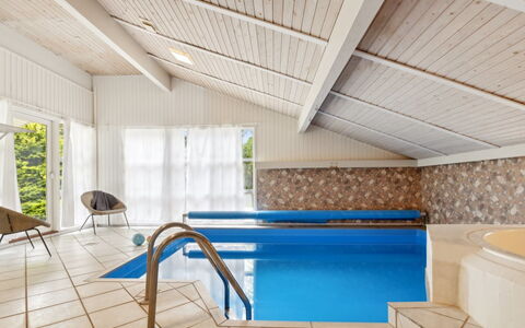 Jorinde - 1Km from the Sea: Flooring, Fussboden, Interior Design, Möbel, Decke, Resort, Zimmer, Stuhl, Schwimmbad, Hotel