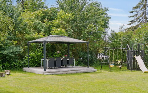 Jorinde - 1Km from the Sea: Gras, Öffentlicher Raum, Garten, Schatten, Gazebo, Grundstueck, Pavillon, Outdoor Struktur, Rasen