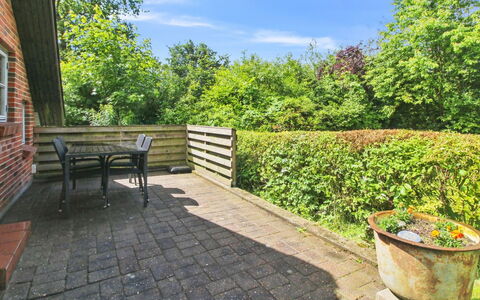Ofrath - 30Km from the Sea: Strauch, Garten, Ground, Landscaping, Hütte, Hinterhof, Walkway, Garten, Schatten
