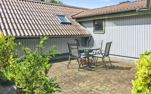 Ofrath - 30Km from the Sea: Dach, Strauch, Haus, Zuhause, Hütte, Verbundwerkstoff, Ground, Garten, Abstellgleis, Hinterhof
