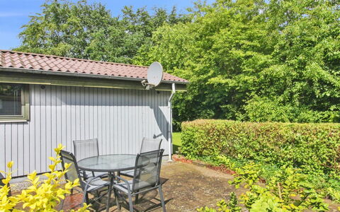 Ofrath - 30Km from the Sea: Strauch, Garten, Ground, Hütte, Garten, Hinterhof, Rasen, Landscaping, Schatten