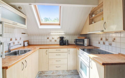 Ofrath - 30Km from the Sea: Küche, Countertop, Flooring, Holz, Interior Design, Decke, Cabinetry, Fussboden, Küchengerät, Armatur
