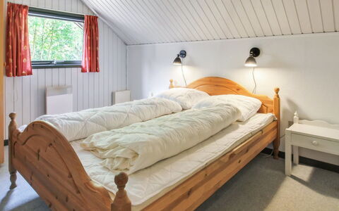 Ofrath - 30Km from the Sea: Schlafzimmer, Bett, Holz, Bedding, Bettdecke, Bettrahmen, Decke, Zimmer, Linens, Hartholz