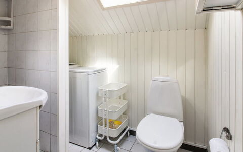 Ofrath - 30Km from the Sea: Toilleten Sitz, Armatur, Toilette, Badezimmer, Flooring, Fussboden, Interior Design, Sinken, Installation, Zapfhahn