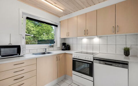 Eino - 150M from the Sea: Küche, Küchengerät, Countertop, Major Appliance, Holz, Cabinetry, Flooring, Interior Design, Herd, Haushaltsgerät