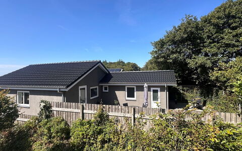 Eino - 150M from the Sea: Gebäude, Haus, Dach, Zuhause, Wohngebiet, Abstellgleis, Hütte, Tür, Estate, Garten