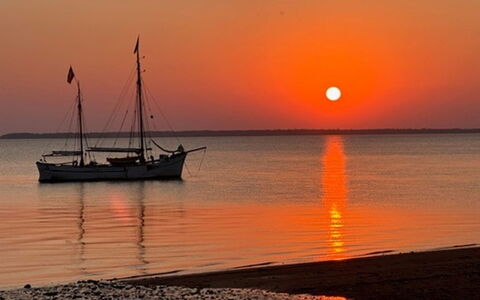 Eino - 150M from the Sea: Himmel, Boot, Horizont, Afterglow, Watercraft, Sonnenuntergang, Dämmerung, Sonne, Orange
