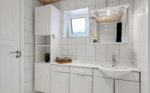 Eino - 150M from the Sea: Sinken, Bad Sink, Armatur, Flooring, Interior Design, Fussboden, Badezimmerschrank, Zapfhahn, Cabinetry, Badezimmer