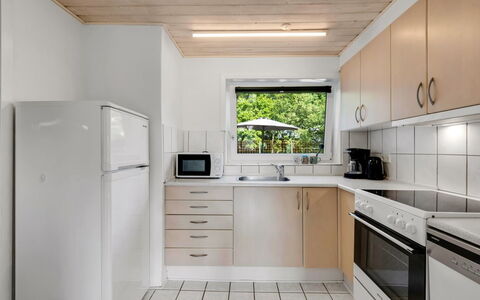 Eino - 150M from the Sea: Küche, Küchengerät, Countertop, Major Appliance, Interior Design, Holz, Flooring, Cabinetry, Sinken, Decke