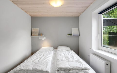 Eino - 150M from the Sea: Schlafzimmer, Wand, Bett, Interior Design, Holz, Bettdecke, Decke, Bedding, Fussboden, Flooring