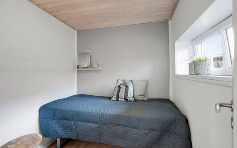 Eino - 150M from the Sea: Wand, Interior Design, Flooring, Holz, Schlafzimmer, Fussboden, Decke, Bett, Möbel, Bettdecke