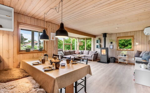 Tian - 400M to the Fjord: Möbel, Interior Design, Flooring, Fussboden, Decke, Zimmer, Stuhl, Tabelle, Wohnung, Küche & Esszimmer Tisch