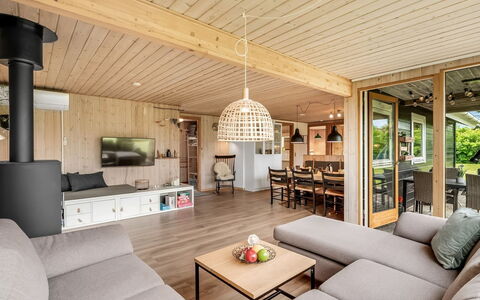 Tian - 400M to the Fjord: Möbel, Interior Design, Flooring, Fussboden, Decke, Zimmer, Stuhl, Tabelle, Wohnung, Küche & Esszimmer Tisch