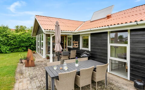 Tian - 400M to the Fjord: Möbel, Interior Design, Flooring, Fussboden, Decke, Zimmer, Stuhl, Tabelle, Wohnung, Küche & Esszimmer Tisch