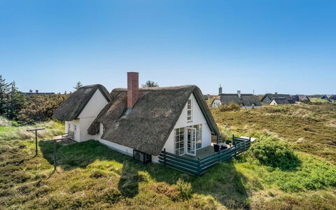 Arlina - 600M from the Sea: Möbel, Interior Design, Flooring, Fussboden, Decke, Zimmer, Stuhl, Tabelle, Wohnung, Küche & Esszimmer Tisch