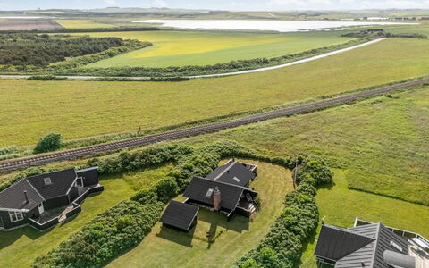 Angelie - 400M from the Sea: Gras, Einfach, Landschaft, Wiese, Ökoregion, Grundstueck, Ländliches Gebiet, Haus, Feld, Dach