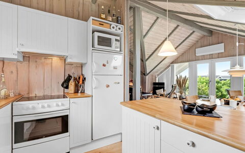 Angelie - 400M from the Sea: Küche, Küchengerät, Major Appliance, Holz, Haushaltsgerät, Countertop, Cabinetry, Flooring, Möbel, Interior Design