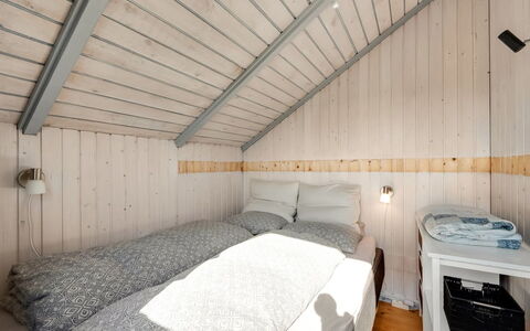 Angelie - 400M from the Sea: Holz, Schlafzimmer, Bett, Fussboden, Interior Design, Bettdecke, Bedding, Zuhause, Linens, Decke