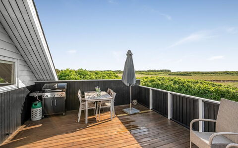 Angelie - 400M from the Sea: Holz, Holzboden, Hartholz, Zuhause, Deck, Holzbeize, Planke, Schatten, Stuhl, Balkon
