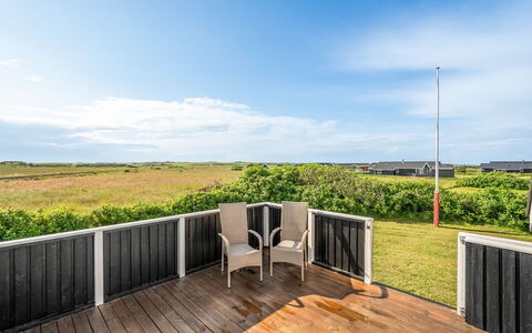 Angelie - 400M from the Sea: Grundstueck, Holzboden, Hartholz, Deck, Planke, Zaun, Holzbeize, Schatten, Promenade, Veranda