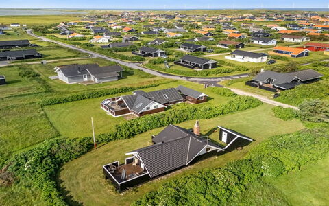 Angelie - 400M from the Sea: Dach, Wohngebiet, Haus, Zuhause, Landschaft, Einfach, Grundstueck, Ländliches Gebiet, Vorort, Estate