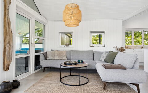 Hermund - 100M from the Sea: Möbel, Interior Design, Holz, Couch, Flooring, Wohnzimmer, Fussboden, Dekokissen, Zuhause