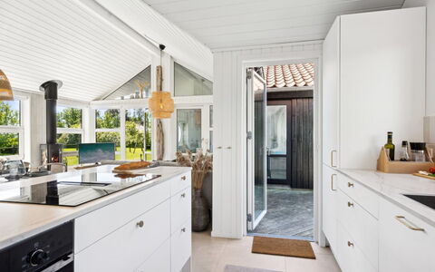 Hermund - 100M from the Sea: Holz, Interior Design, Countertop, Küche, Flooring, Decke, Zuhause, Cabinetry, Küchengerät, Major Appliance