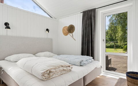 Hermund - 100M from the Sea: Holz, Schlafzimmer, Bett, Möbel, Decke, Interior Design, Zuhause, Fussboden, Flooring, Bedding