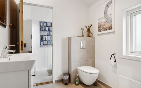 Hermund - 100M from the Sea: Flooring, Interior Design, Fussboden, Armatur, Badezimmer, Toilette, Toilleten Sitz, Installation, Zimmer, Decke